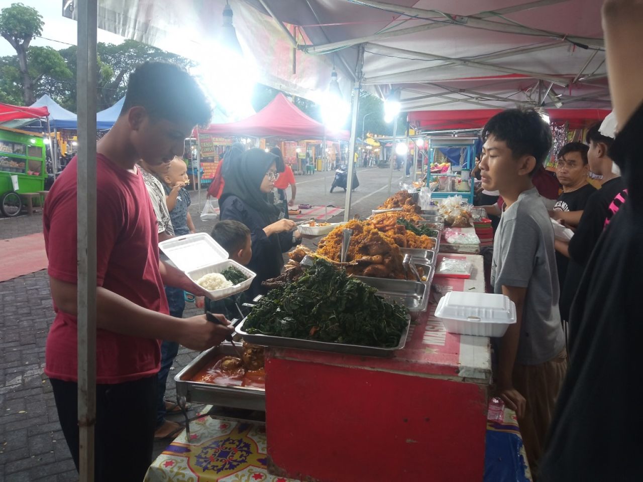 Suasana Pasar Ramadhan di kompleks Masjid Al Akbar Surabaya, Kamis (14/3/2024) pukul 16:00 WIB masih terlihat sepi. Meski begitu, beberapa pembeli mulai memburu takjil. SP/Aini