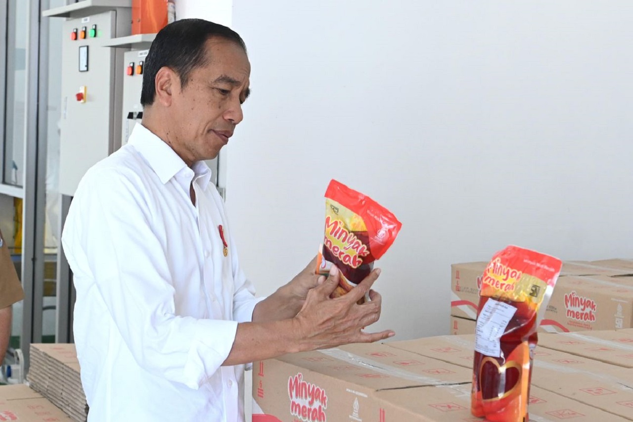 Presiden Joko Widodo meninjau hasil produksi minyak makan merah di pabrik minyak makan merah Pagar Merbau di Kabupaten Deli Serdang, Sumatera Utara. SP/ Dok. Sekretariat Presiden