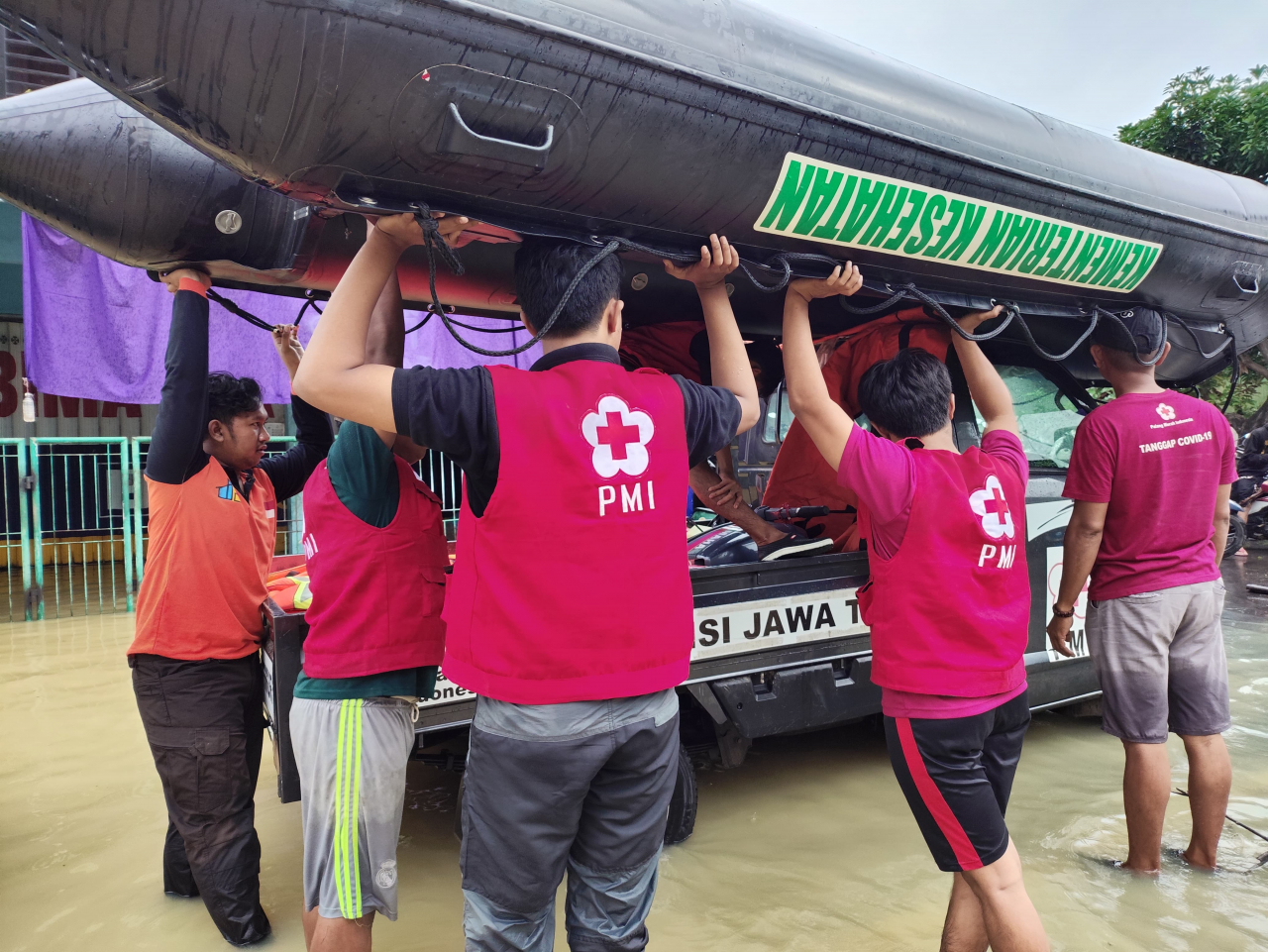 PMI memberi bantuan di wilayah terdampak banjir. SP/PMI Jatim