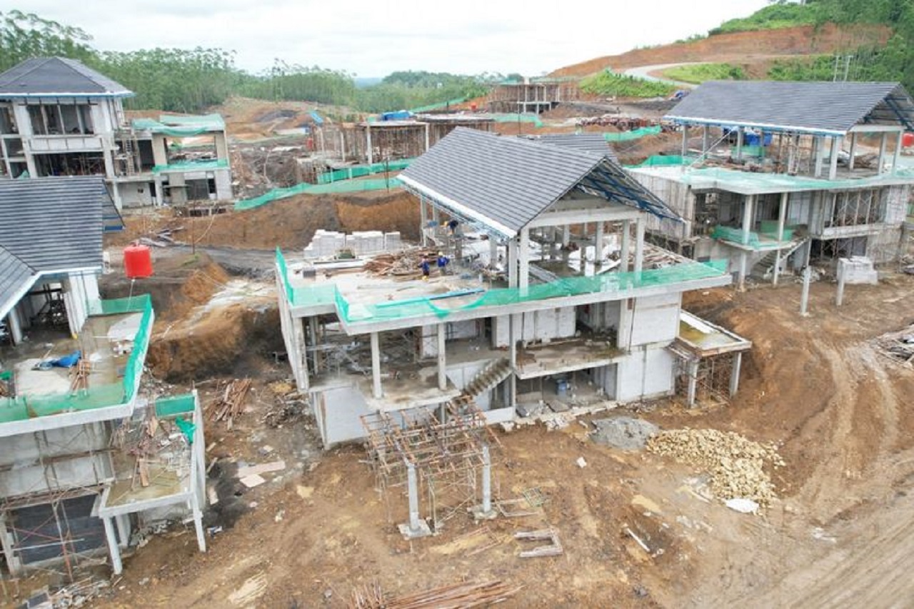 Pekerja menyelesaikan pembangunan rumah tapak di Kawasan Inti Pusat Pemerintahan (KIPP) Ibu Kota Negara (IKN) Nusantara, Penajam Paser Utara, Kalimantan Timur. SP/ KLM