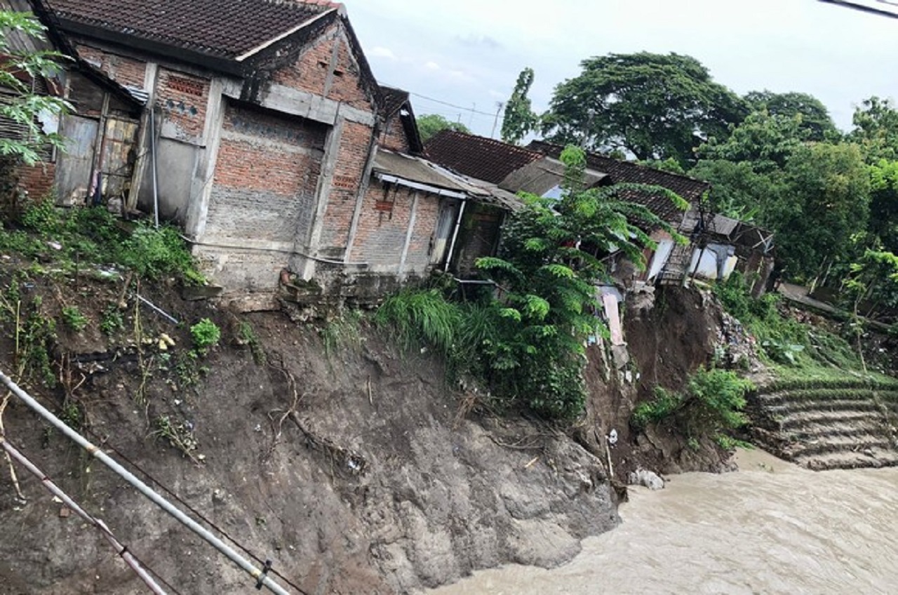 Tebing sungai longsor tergerus air sungai, Minggu (17/03/2024). Ainur Rofiq/ detikJatim