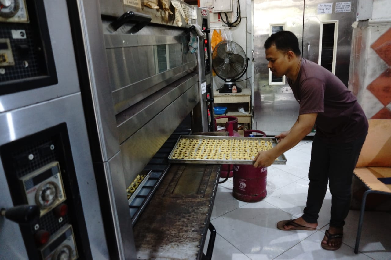 Proses pembuatan kue kering di rumah produksi roti Athree di Mojokrapak, Kabupaten Jombang. SP/ SAREP