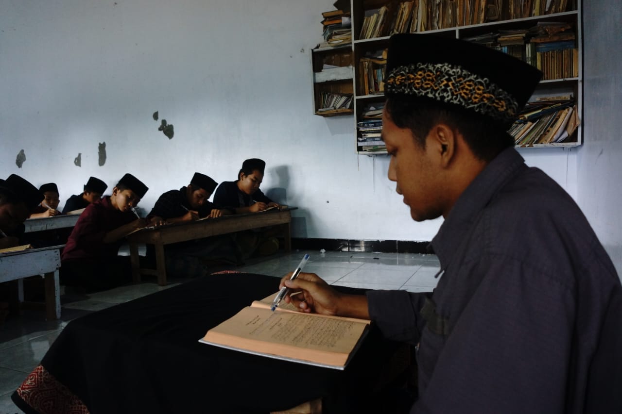 Santri Pesantren At-Tahzib Ngoro, Jombang, Jawa Timur, saat mengikuti kajian kitab kuning. SP/ SAREP