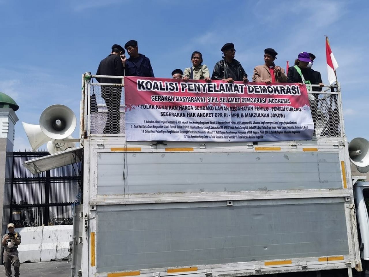 Massa yang mengatasnamakan Koalisi Nasional Penyelamat Demokrasi menggaungkan Turunkan Harga Sembako di depan Gedung DPR.