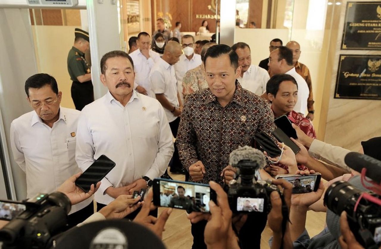 Menteri ATR/Kepala BPN, Agus Harimurti Yudhoyono meminta dukungan kepada Jaksa Agung untuk memberantas mafia tanah yang hingga Maret 2024 ini, pergerakan masih merajalela di sejumlah wilayah.