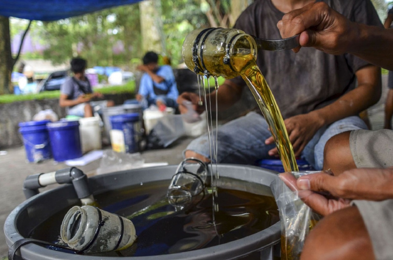 Ilustrasi. Produsen minyak goreng curah di salah satu pasar tradisional. SP/ JKT