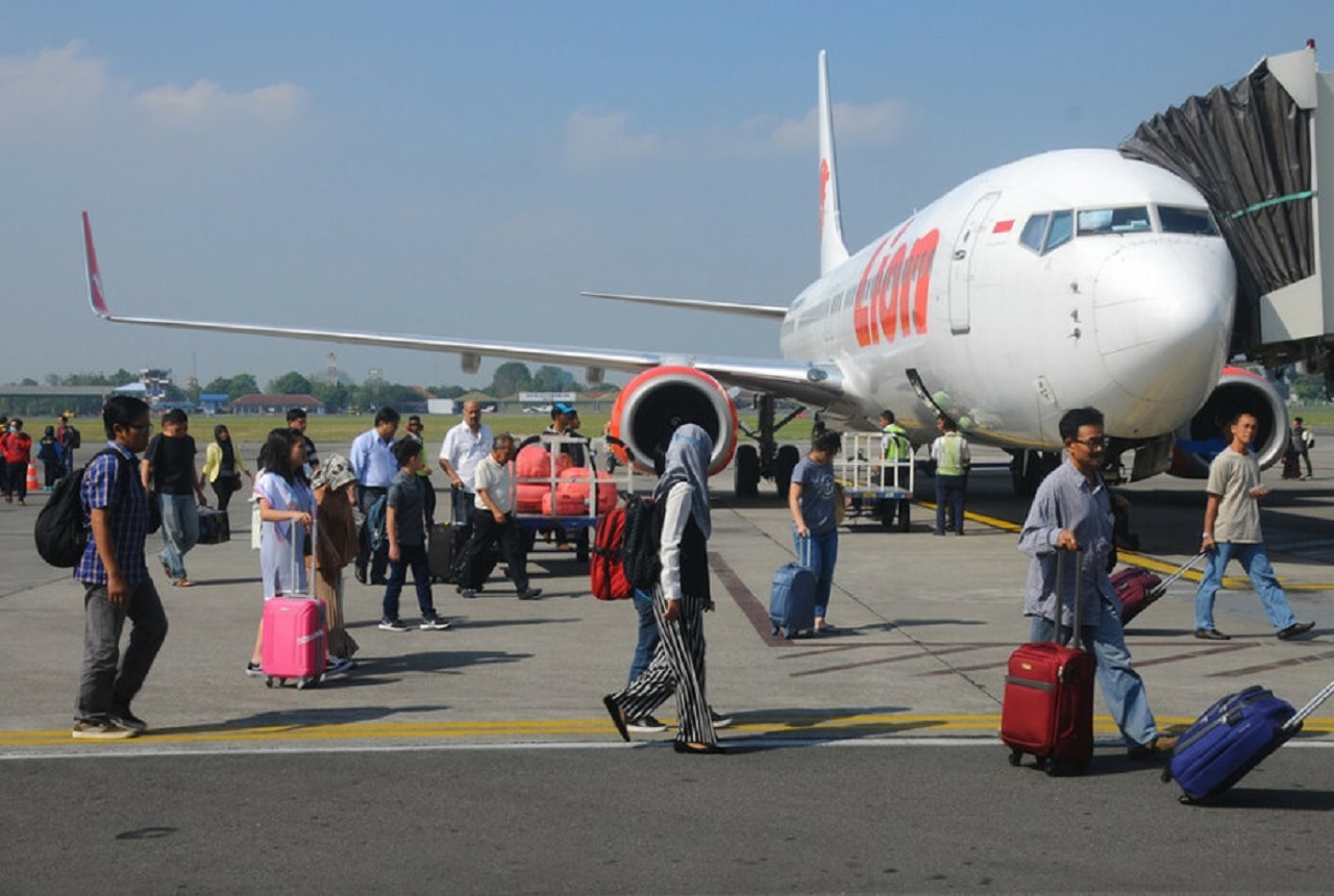 Ilustrasi. Pemudik menggunakan pesawat mulai memadati bandara jelang libur lebaran 2024. SP/ JKT