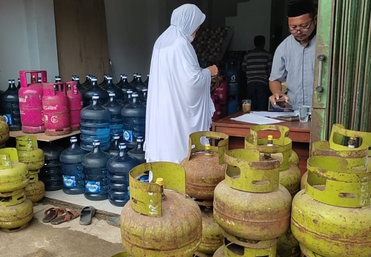 Ilustrasi. Penjual tengah melayani pelanggan untuk membeli gas lpg 3 kg di salah satu toko. SP/ JKT