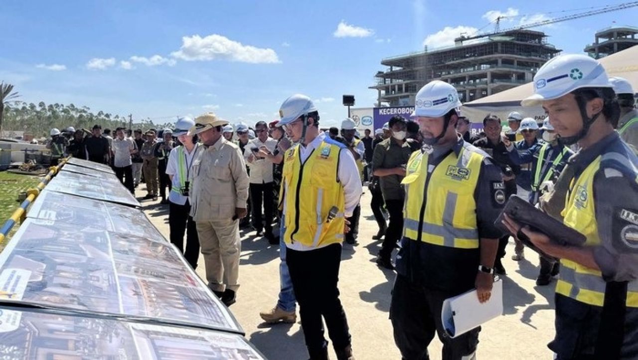 Menteri Pertahanan Prabowo Subianto kunjungi Ibu Kota Nusantara (IKN) untuk meninjau progres pembangunan IKN serta persiapan Upacara Hari Ulang Tahun (HUT) RI ke-79, pada Senin (18/3/2024) yang rencananya akan digelar pada 17 Agustus 2024, di Istana Negar