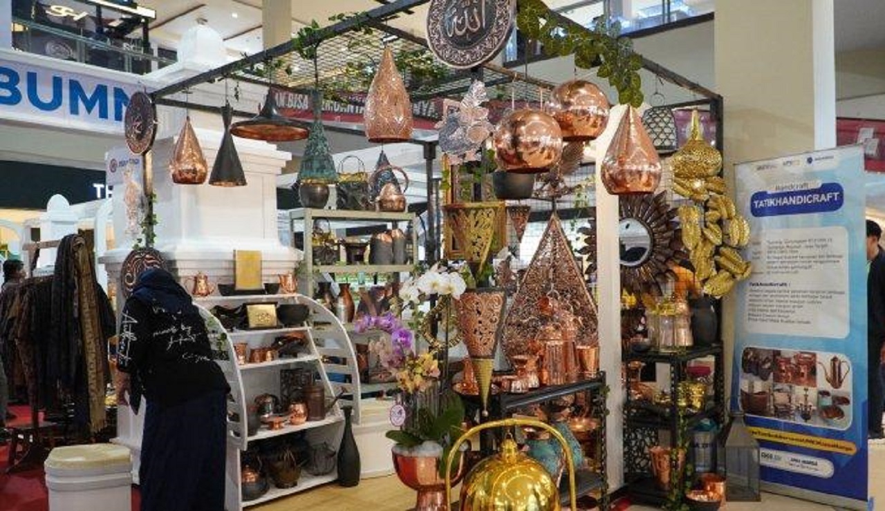 Beragam produk UMKM Tatik Handicraft saat mengikuti Solo Great Sale 2023 di Solo Paragon. SP/ SLO