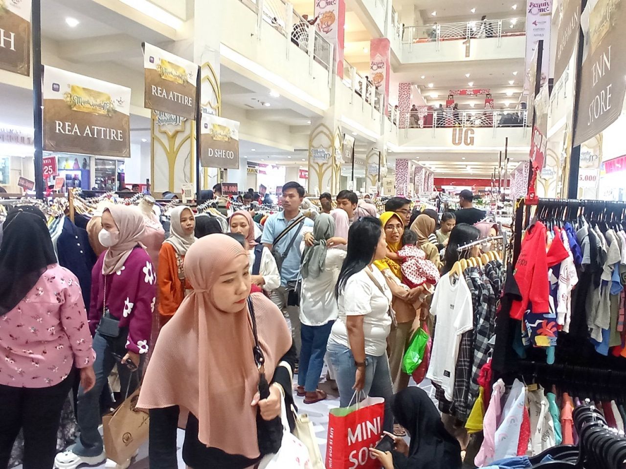 Kepadatan pengunjung di Royal Plaza Surabaya, Minggu (31/3/2024) atau H-10 Lebaran sudah diserbu ribuan pengunjung yang memadati pusat pembelanjaan di kawasan Surabaya Selatan itu. SP/Aini