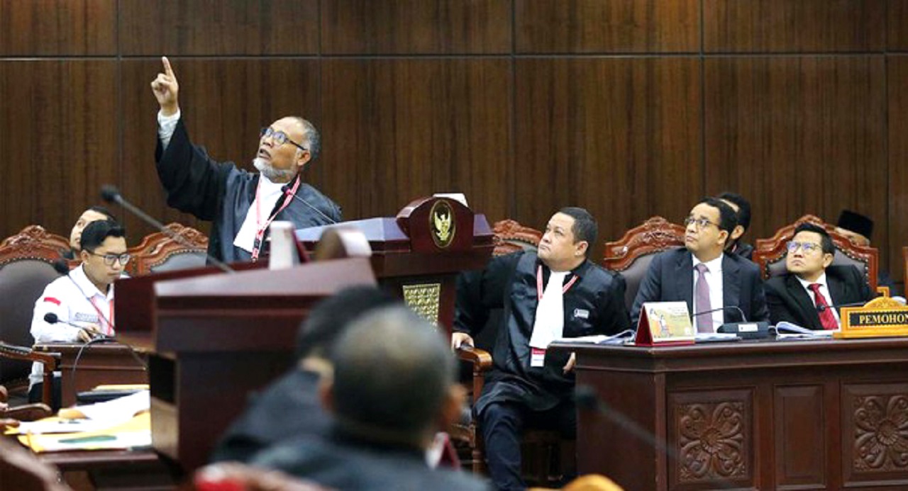 Momen Anies Baswedan dan tim Hukumnya yang diwakili Bambang Widjojanto memaparkan permohonan gugatan terkait hasil Pilpres 2024, di MK, Rabu (27/3/2024). grandyos zafna/jamal ramadhan