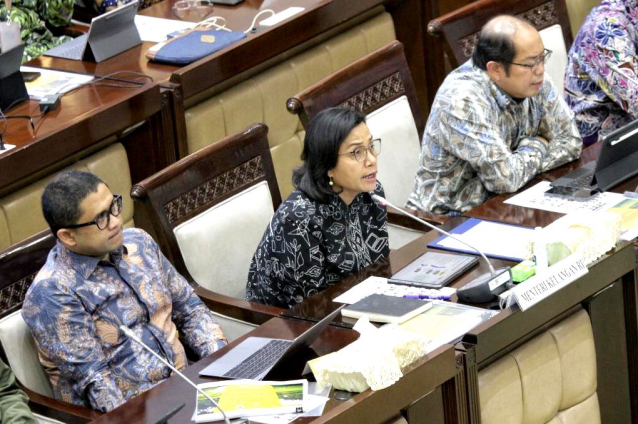 Momen Menteri Keuangan Sri Mulyani saat berbicara dengan anggota Komisi XI DPR RI dalam rapat kerja antara Kementerian Keuangan dengan DPR RI, Selasa (19/3/2024).