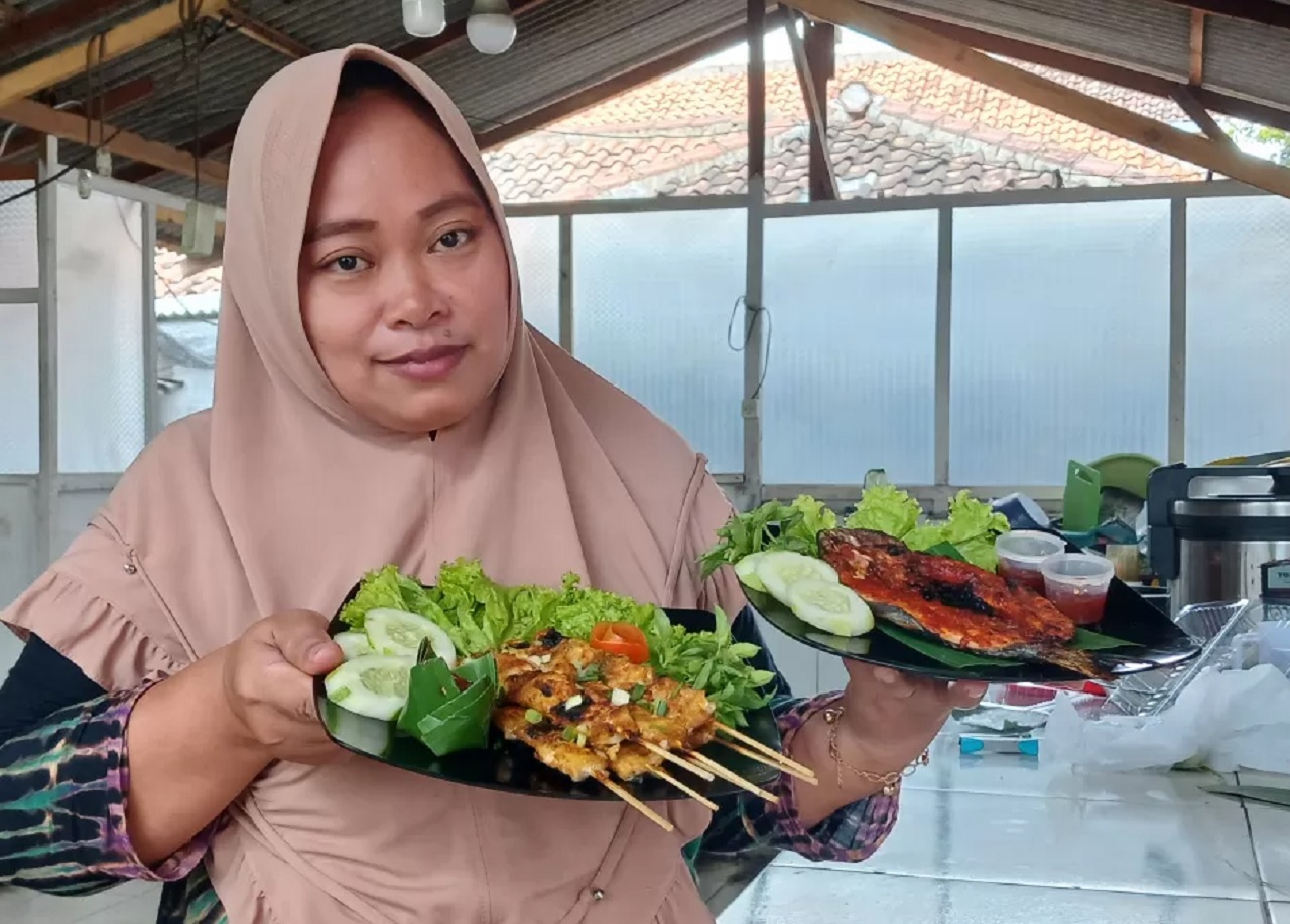 Ibu RT pengolah bandeng jelak di Kota Pasuruan cuan saat Ramadan banjir pesanan. SP/ PSR