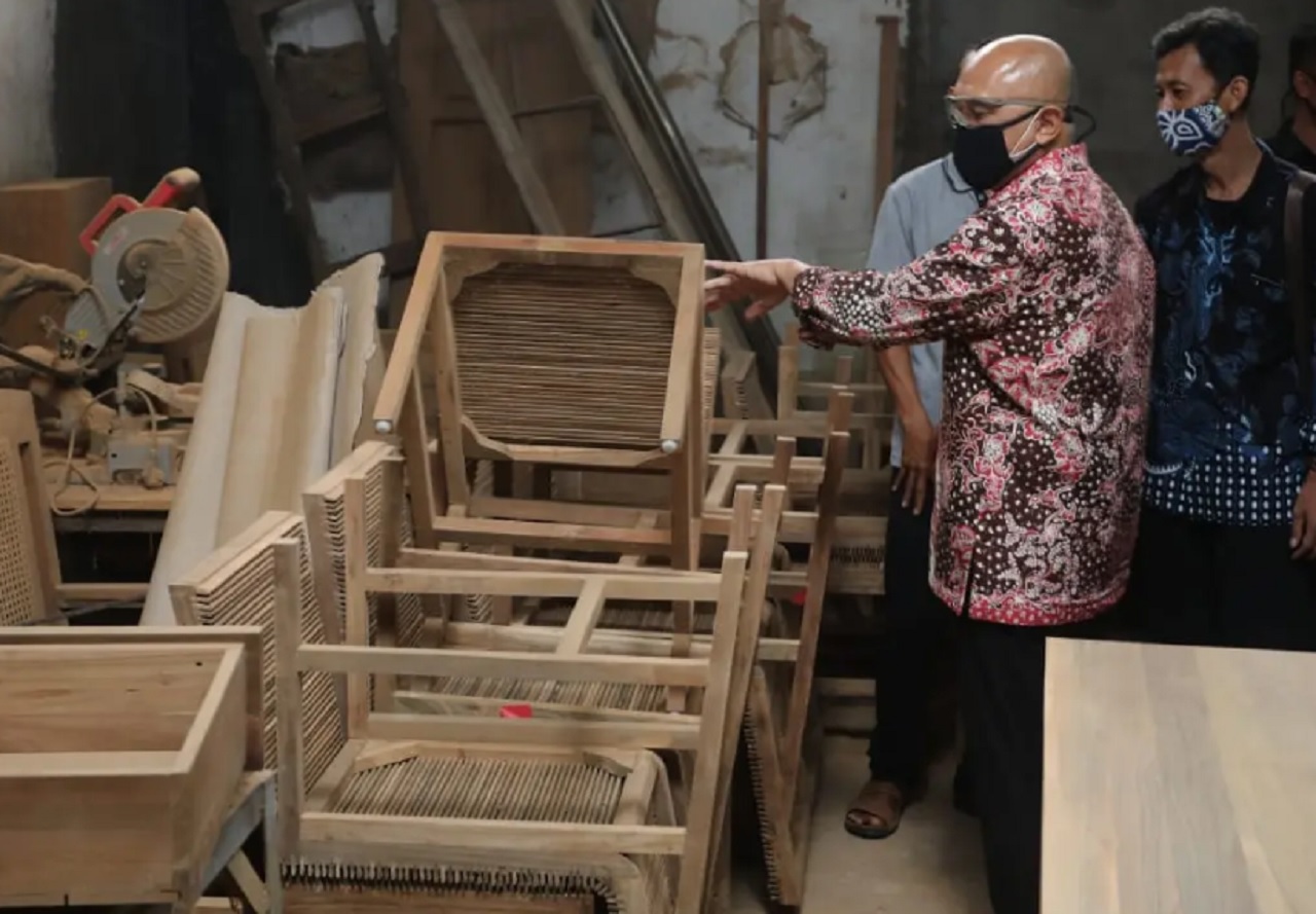 MenkopUKM Teten Masduki meninjau rencana pembangunan rumah produksi bersama di Jombangrejo, Mandong, Trucuk, Klaten. SP/ KLM