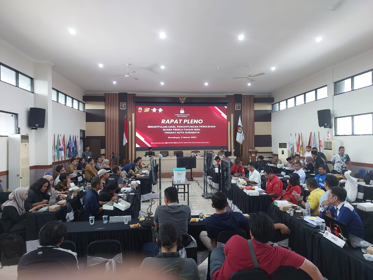 Rapat pleno terbuka rekapitulasi penghitungan suara Pemilu 2024 tingkat kota untuk 15 wilayah kecamatan. SP/SURA