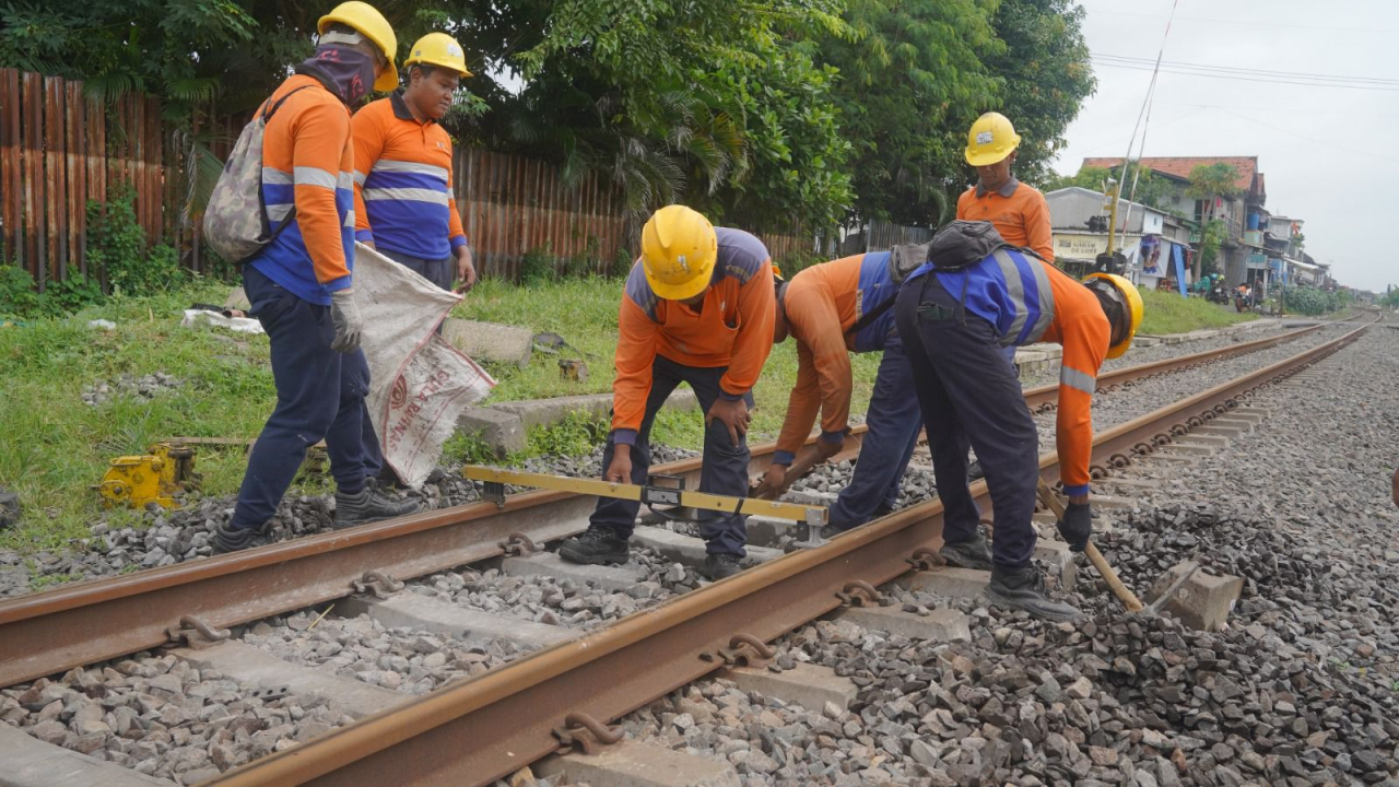 Secara rutin petugas melakukan perawatan dan pengecekan kondisi rel kereta api untuk memastikan keamanan operasional. SP/KAI Daop 8 Surabaya