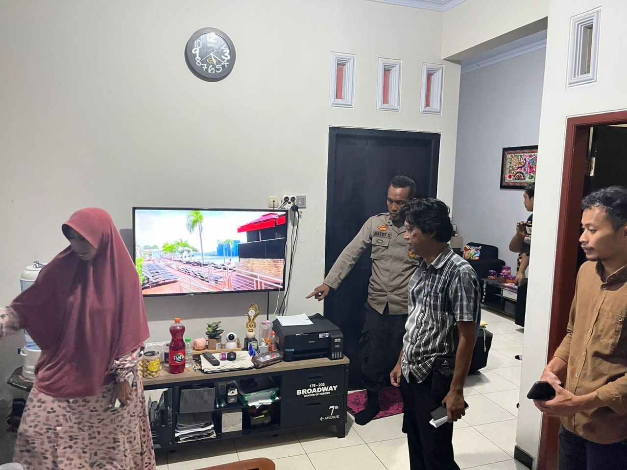 Polisi saat melakukan olah TKP. SP/Lestariono