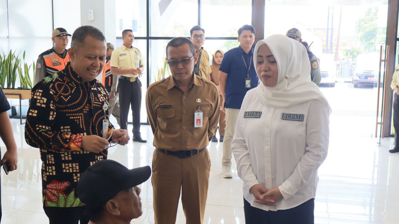 Bupati Mojokerto saat mengunjungi Kantor BPJS Ketenagakerjaan Cabang Mojokerto