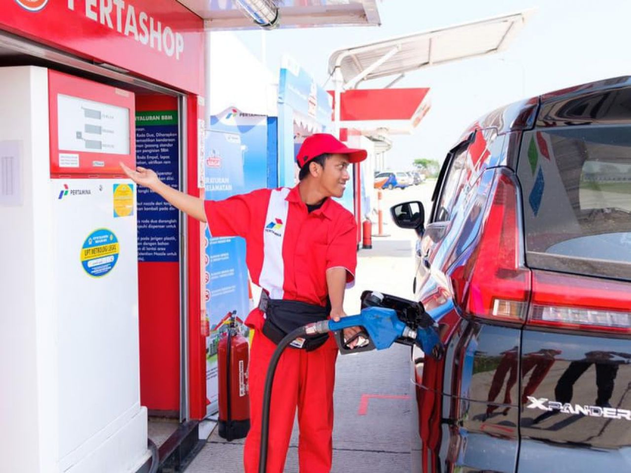 Petugas hendak mengisi BBM. SP/Pertamina