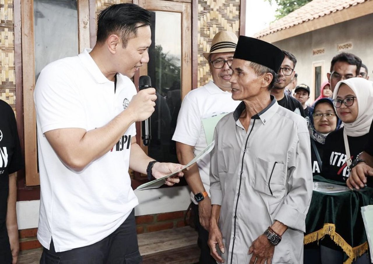 Menteri Agraria dan Tata Ruang/Kepala BPN Agus Harimurti Yudhoyono saat memberikan sertifkat tanah kepada warga hasil dari konsolidasi gempa Cianjur.