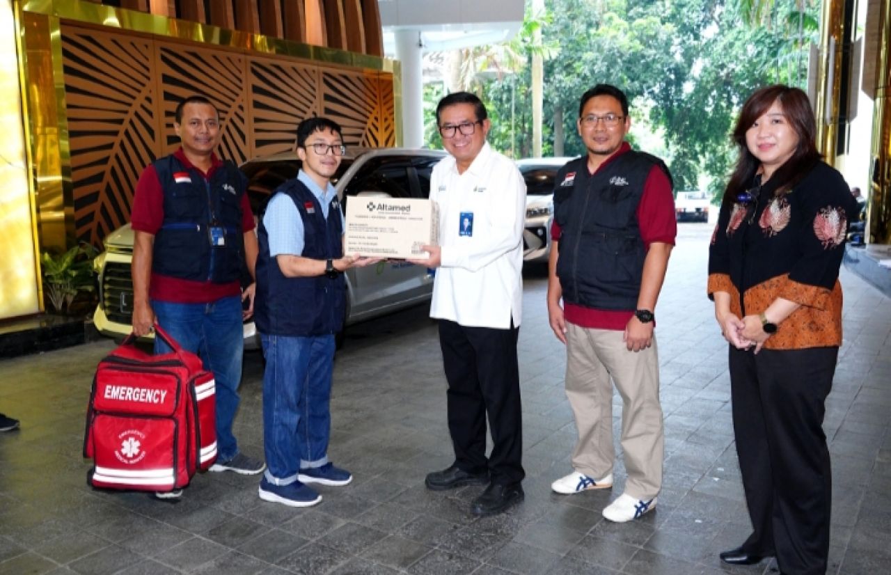 Direktur Utama Petrokimia Gresik Dwi Satriyo Annurogo (tiga dari kanan) bersama pejabat terkait saat memberikan bantuan kepada Tim Perintis Gempa Bawean Gelombang ke-4. SP/PG