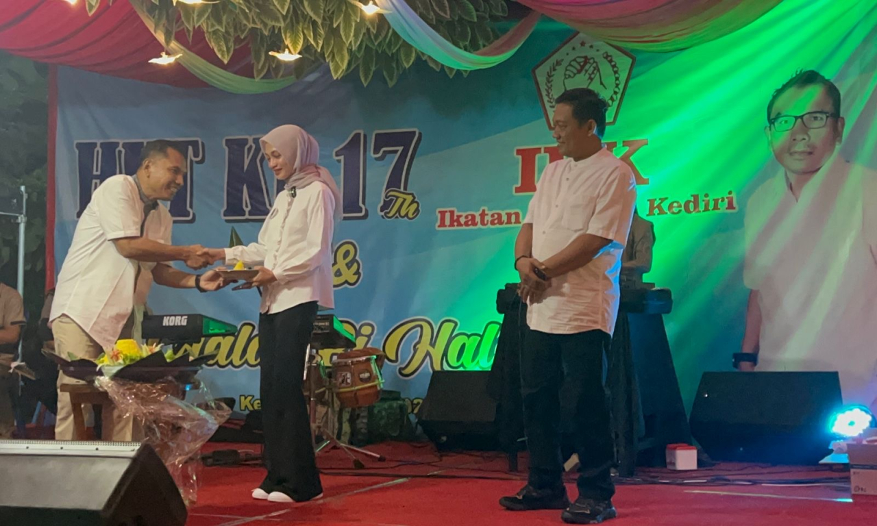 Ketua IPK Tomi Ari Wibowo memberikan potongan tumpeng kepada Bacawali Kediri Vinanda Prameswati