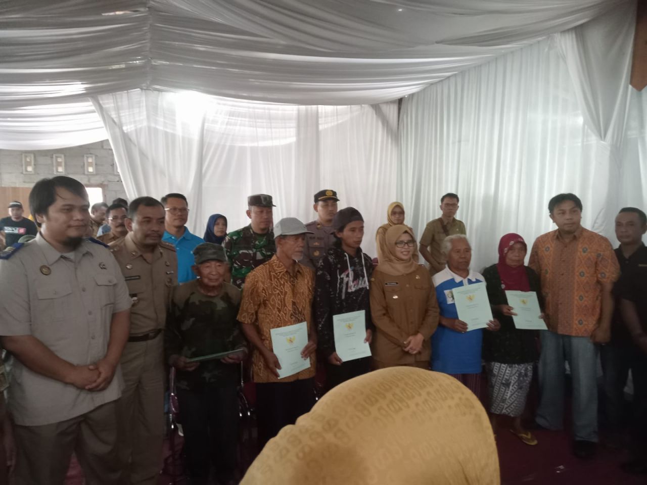 Perwakilan penerima hibah berfoto bersama Bupati Rini Syarifah. SP/Lestariono