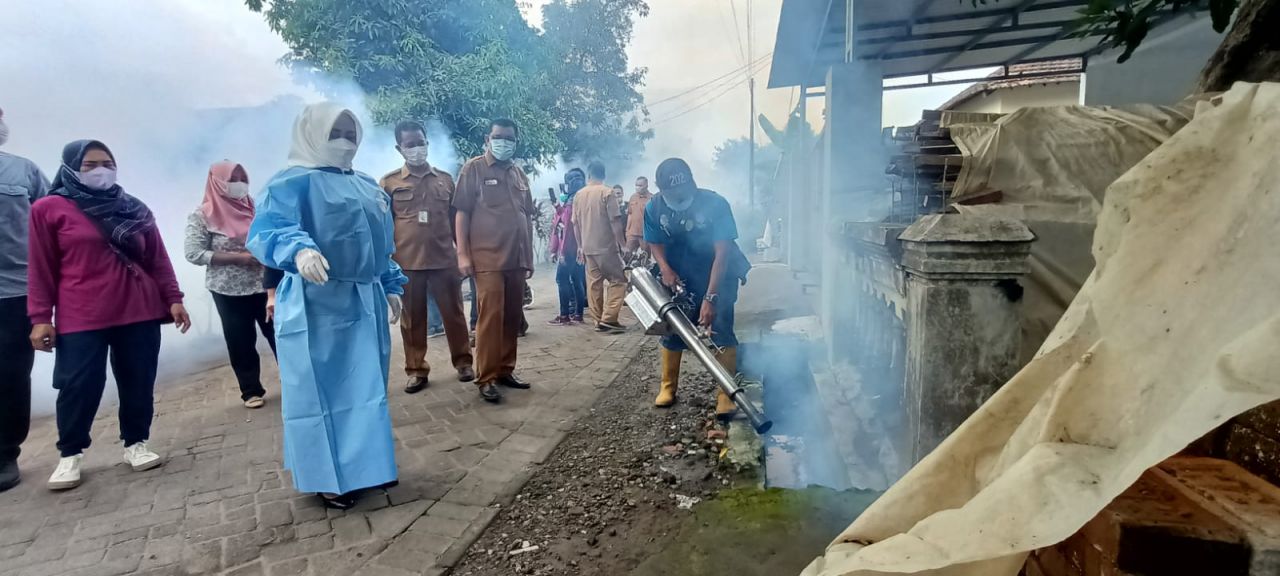 Bupati Mojokerto Ikfina Fahmawati saat menghadiri kegiatan fogging di Desa Sumbertanggul, Kecamatan Mojosari.