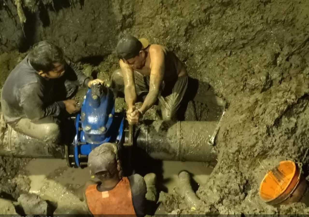 Petugas PDAM saat bekerja pemasangan pipa air untuk pelanggan baru.