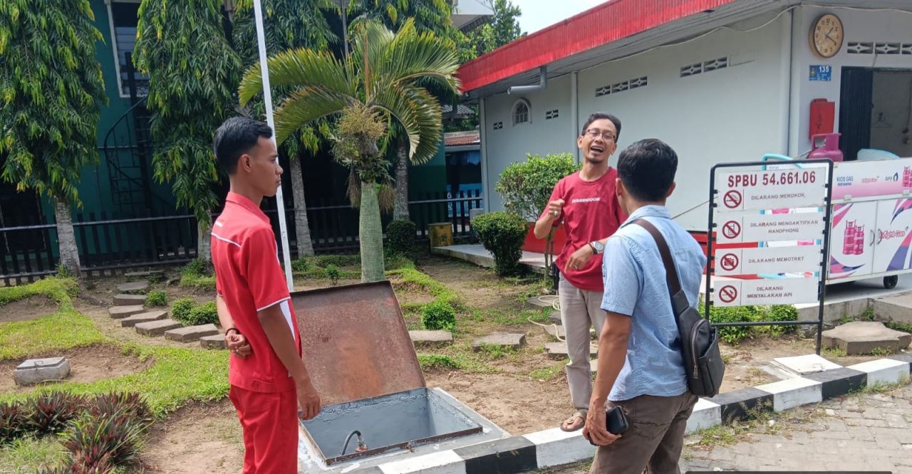 Iptu Yuno Sakaito Kanit Tipiter Sat.Reskrim Polres Blitar Kota  saat berada di salah satu SPBU. SP/Lestariono
