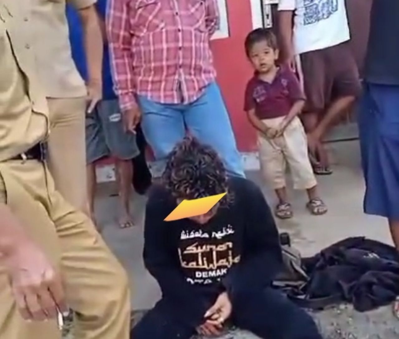 Pelaku diamankan setelah sebelumnya dihakimi massa yang geram akan aksinya. SP/Lestariono