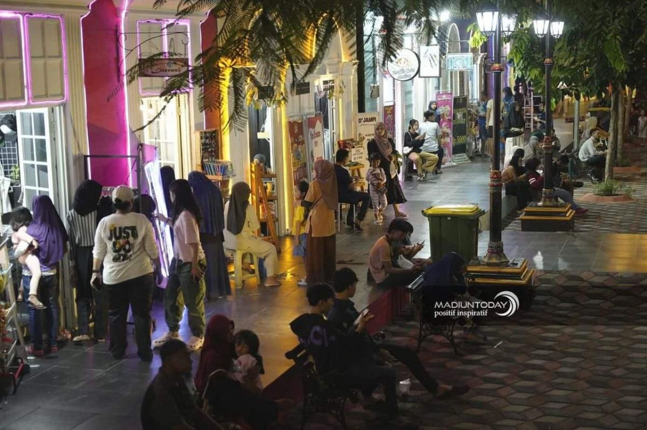 Suasana pengunjung di kawasan wisata 6 negara pahlawan street center.