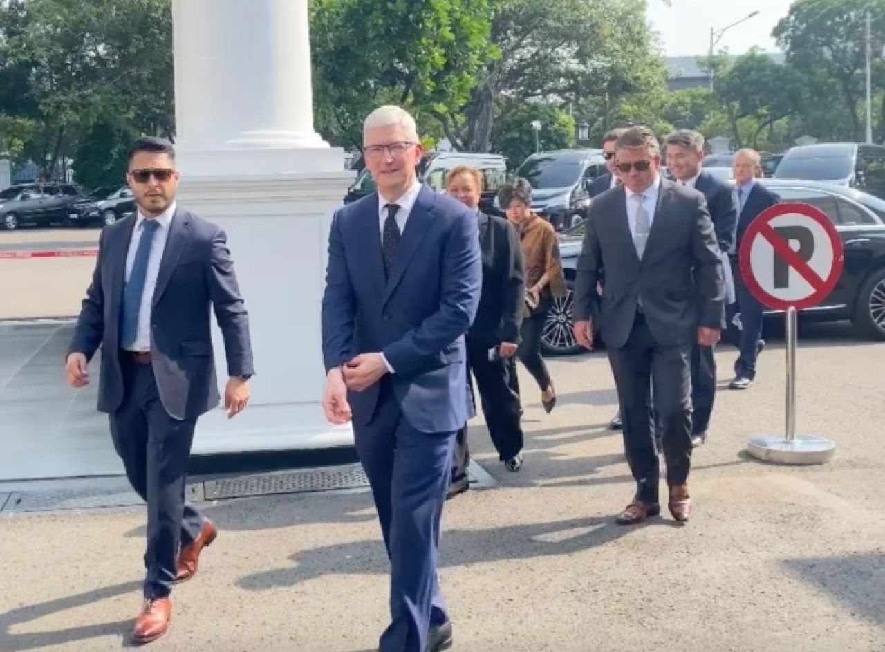 Bos Apple Tim Cook saat bertemu dengan Presiden Jokowi serta Menkominfo Budi Arie Setiadi dan Menteri Perdagangan 17 April 2024 lalu.