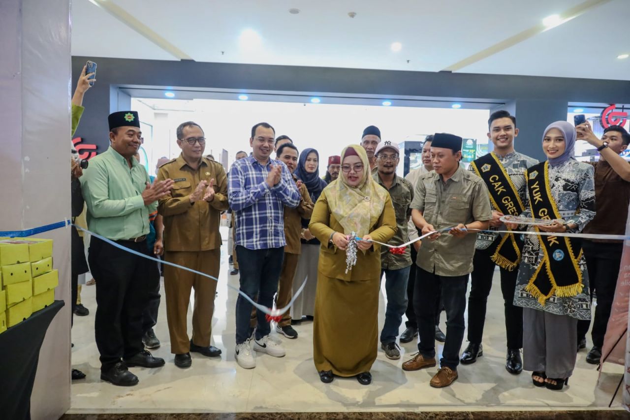 Wabup Gresik Aminatun Habibah saat membuka Festival Tumpeng Nasi Krawu KWG ke-2 yang digelar di Atrium Gressmall, Selasa (23/4). SP/Grs