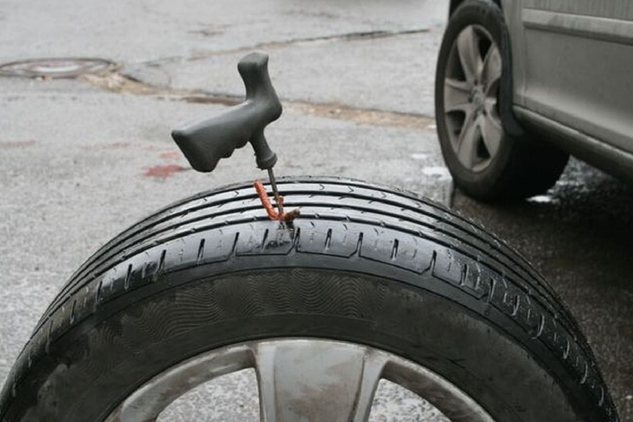 Ilustrasi. Ban mobil yang mengalami bocor bagian pinggir saat berkendara. SP/ JKT