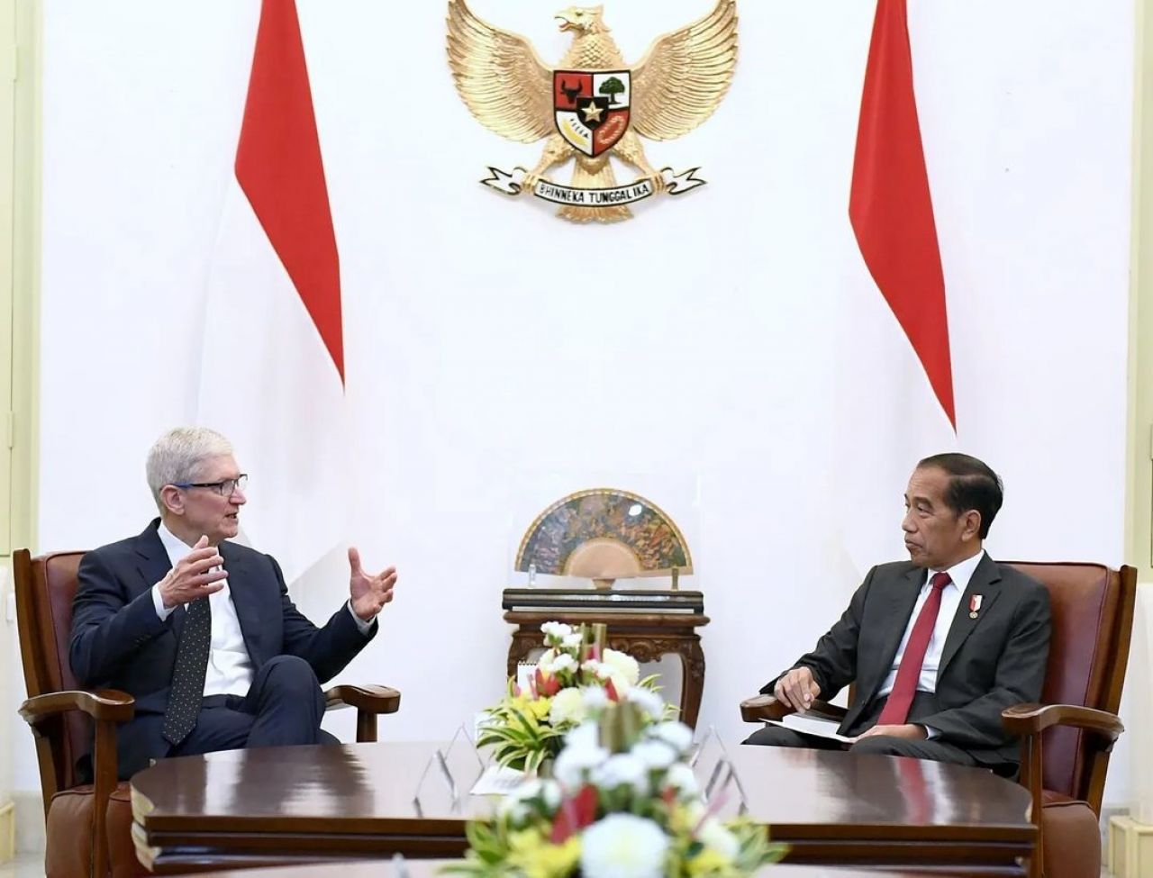 Pertemuan Tim Cook dengan Presiden Joko Widodo ditemani dua Menteri Kominfo dan Menteri Perdagangan di Istana Negara, Rabu (17/6/2024).