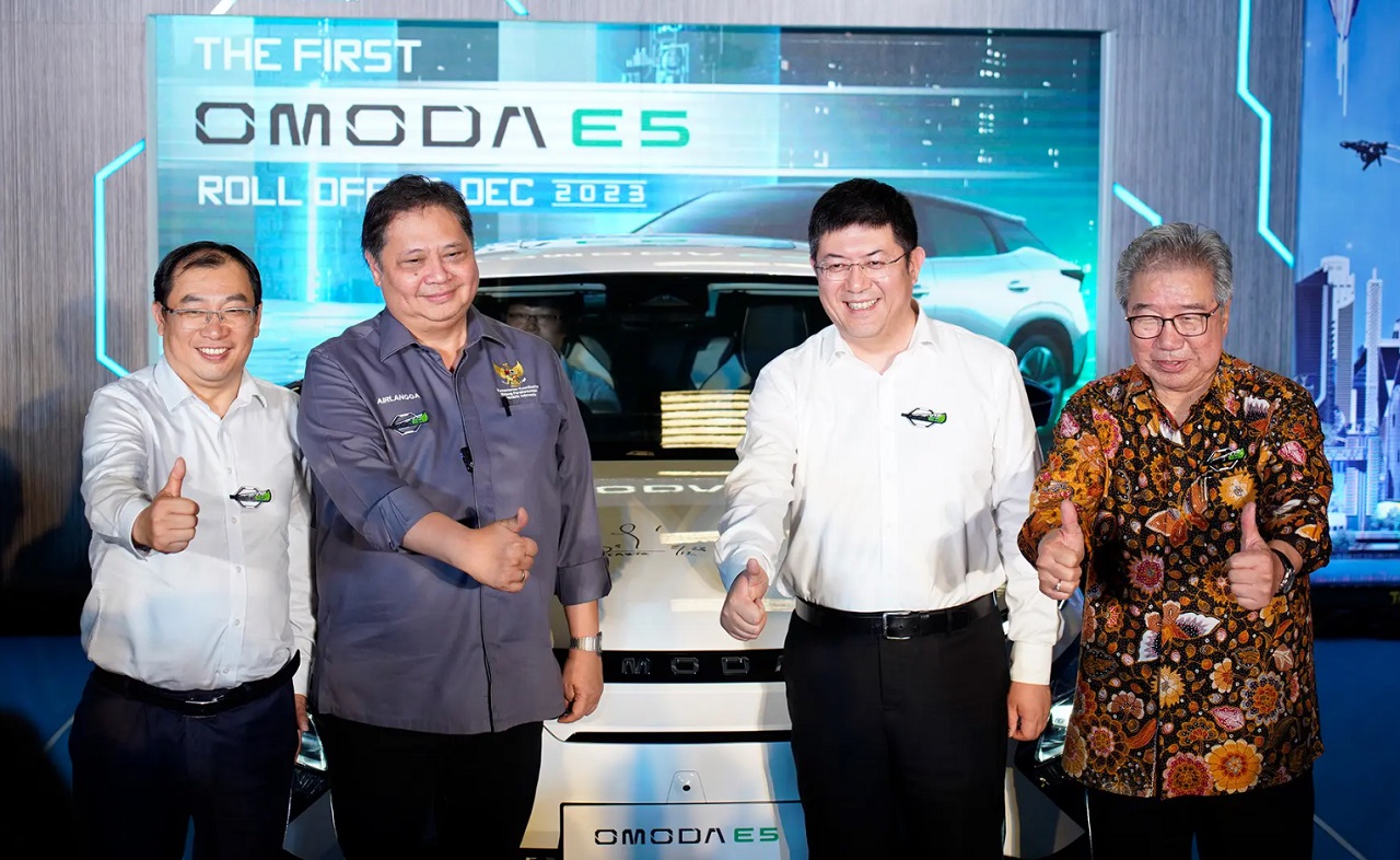 (dari kiri) President Director of Chery International Zhang Guibing, Menteri Koordinator Bidang Perekonomian Airlangga Hartarto, Wakil Gubernur Provinsi Anhui Tiongkok Shan Xiangqian, dan Komisaris PT Handal Indonesia Motor Jongkie Sugiarto. SP/ dok.CSI