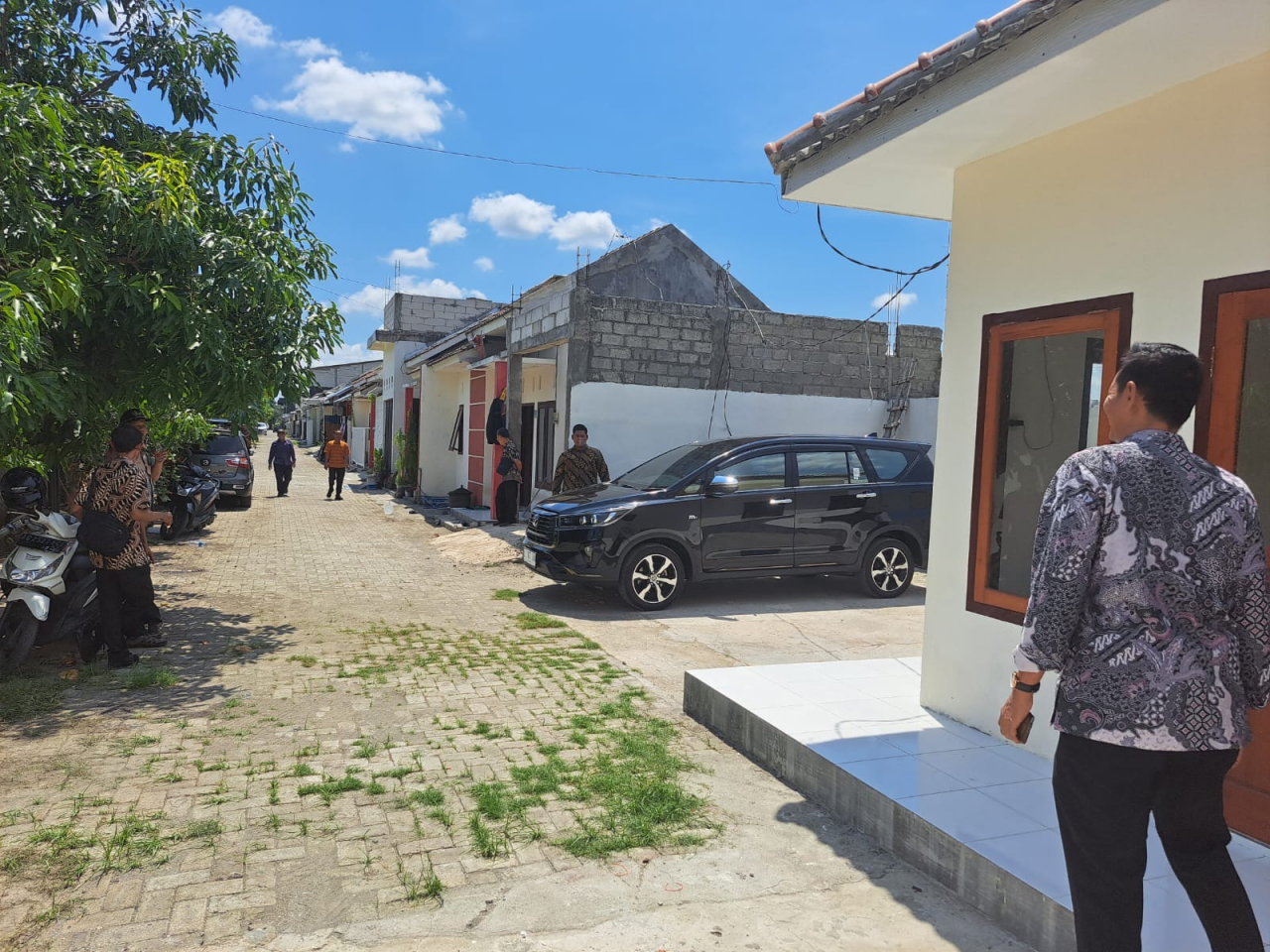 Petugas Dinas Perkim Kota Kediri saat melakukan cek lapangan di salah satu perumahan