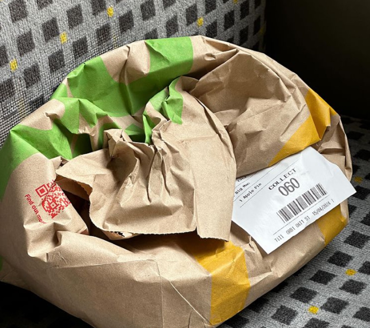 Zara memarerkan sebuah bungkusan kemasan produk makanan McDonald’s asal Amerika Serikat (AS) yang diboikot warga Indonesia karena pro-Israel. Instagram @camilliazr