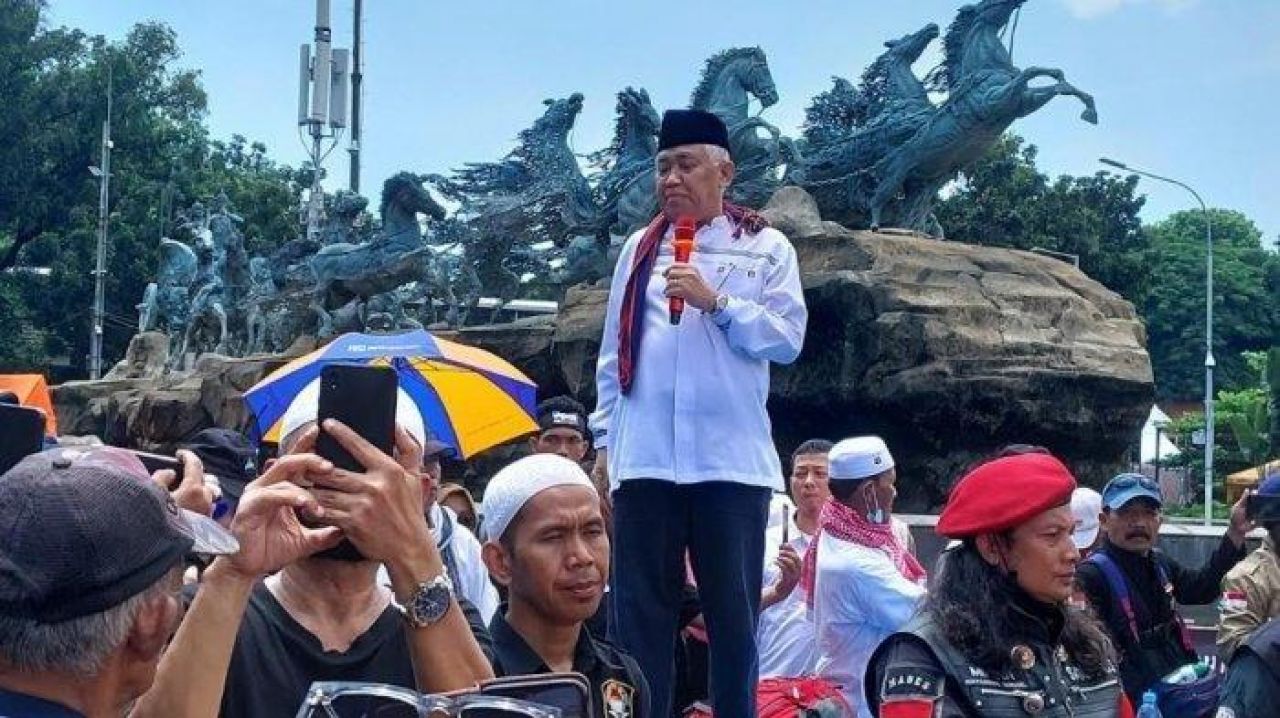 Din Syamsudin saat melakukan orasi di gelar di Patung Kuda, yang berdekatan dengan lokasi Gedung Mahkamah Konstitusi.