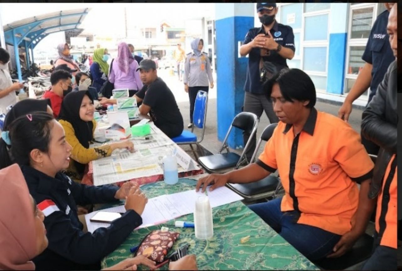 Salah satu sopir bus yang tengah diperiksa kesehatannya. SP/Lestariono