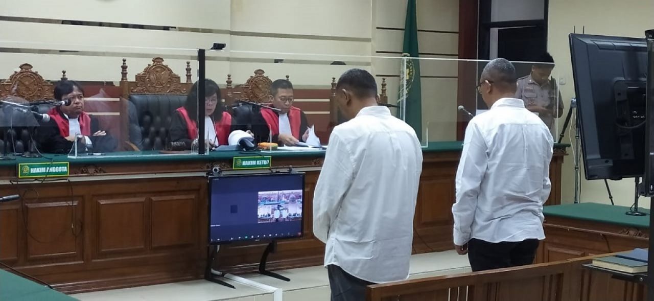 Eks Kajari dan eks Kasipidsus Kejari Bondowoso saat menjalani sidang putusan dalam kasus suap selama proses pengurusan perkara di lingkungan Kejari Bondowoso. SP/Budi Mulyono