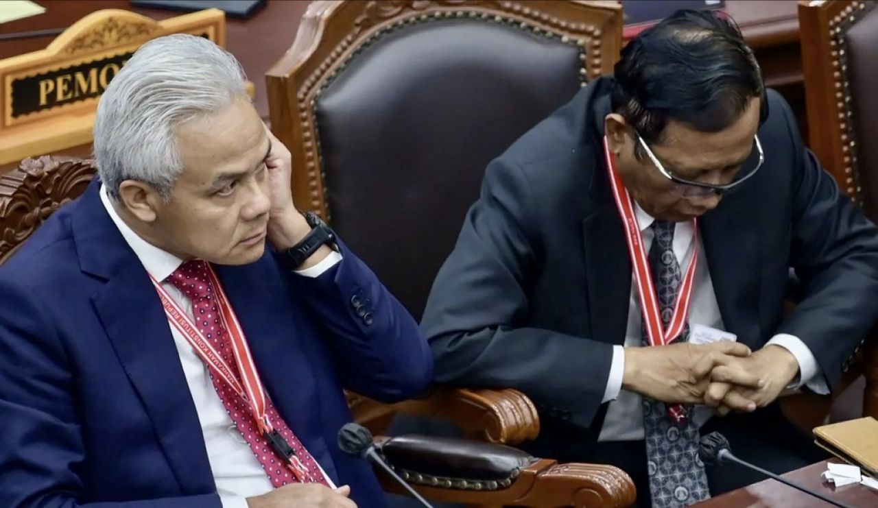 Ekspresi Ganjar Pranowo dan Mahfud MD, sesaat permohonan gugatan sengketa Pilpres 2024 ditolak oleh Mahkamah Konstitusi, Senin (22/4/2024).
