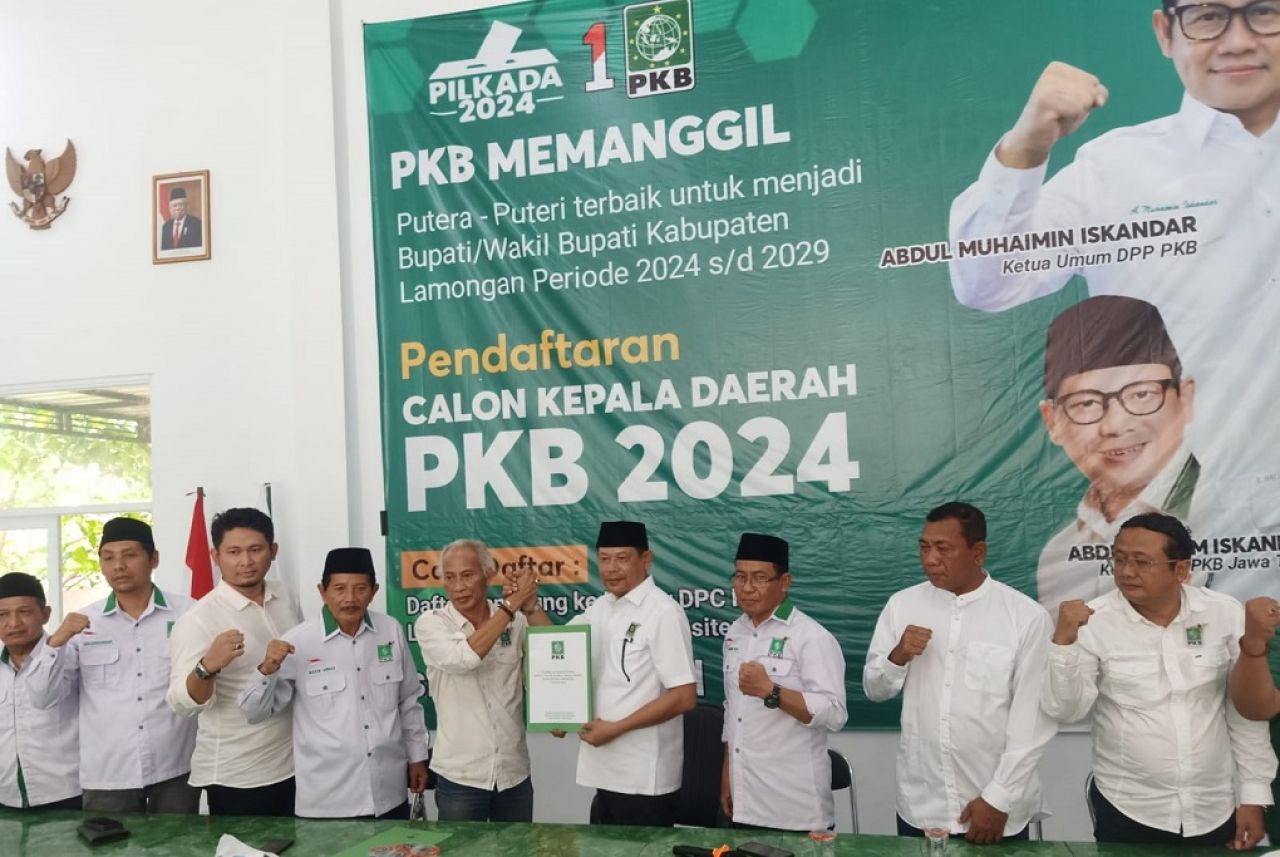 H. Abdul Ghofur ketua DPC PKB saat resmi mendaftar sebagai calon bupati Lamongan dan menyerahkan formulir ke desk pilkada PKB. SP/MUHAJIRIN