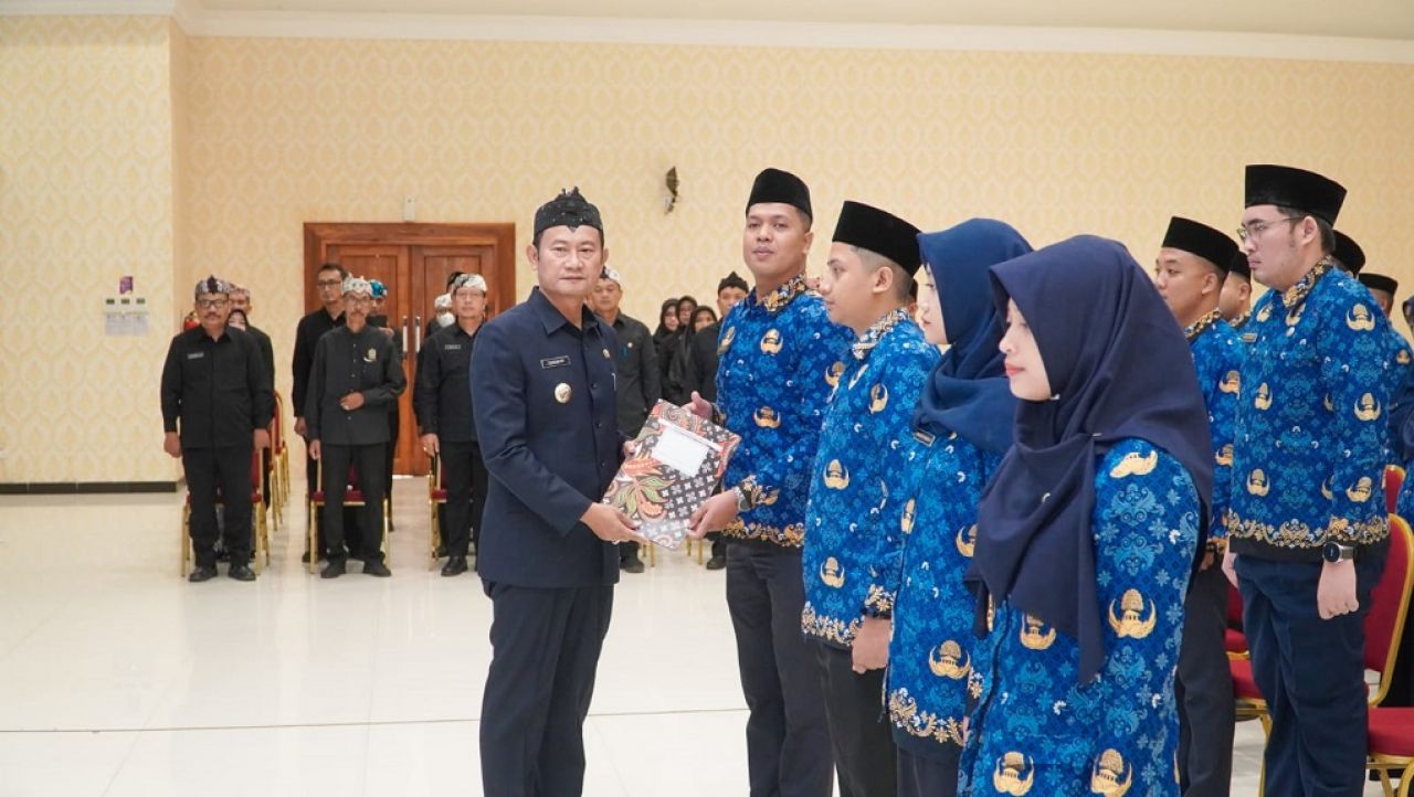 Bupati Lamongan saat memberikan SK ASN kepada perwakilan usai pelantikan. SP/MUHAJIRIN 