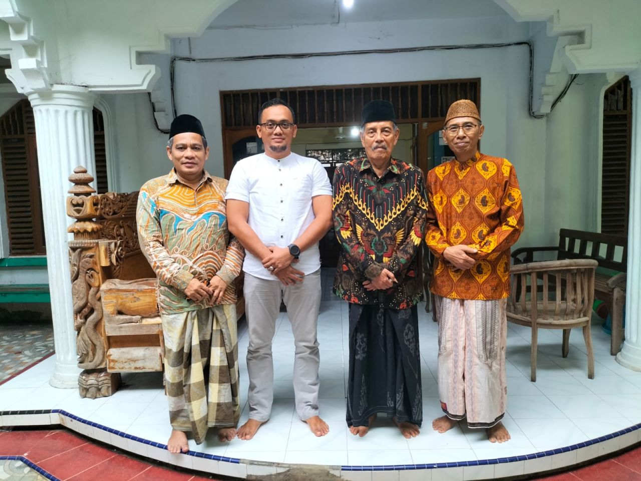 Ahmad Sandy memakai baju putih saat berpose dengan KH. Abdul Ghofur pengasuh PP. Sunan Drajat diapit oleh Gus Raden Imam Mukhlisin dan Tsalist Fahami.  FOTO:SP/MUHAJIRIN