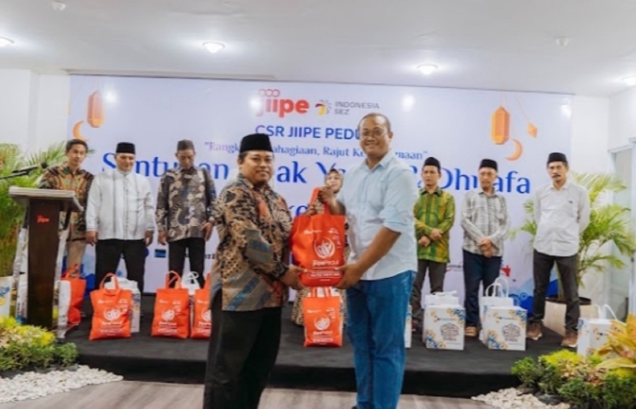 Direktur HR dan Logistik PT BMKS Agung Guritno saat membagikan paket sembako pada kegiatan JIIPE Peduli, Selasa (02/04/2024). SP/ Grs