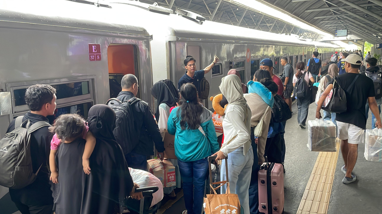 General Manager PLN UID Jakarta Raya Lasiran (kiri) dan Senior Manager Niaga dan Manajemen Pelanggan Inu Suprianto (kanan) mendampingi pelanggan melakukan pengisian daya mobil listrik menggunakan home charging. Foto/Humas PLN