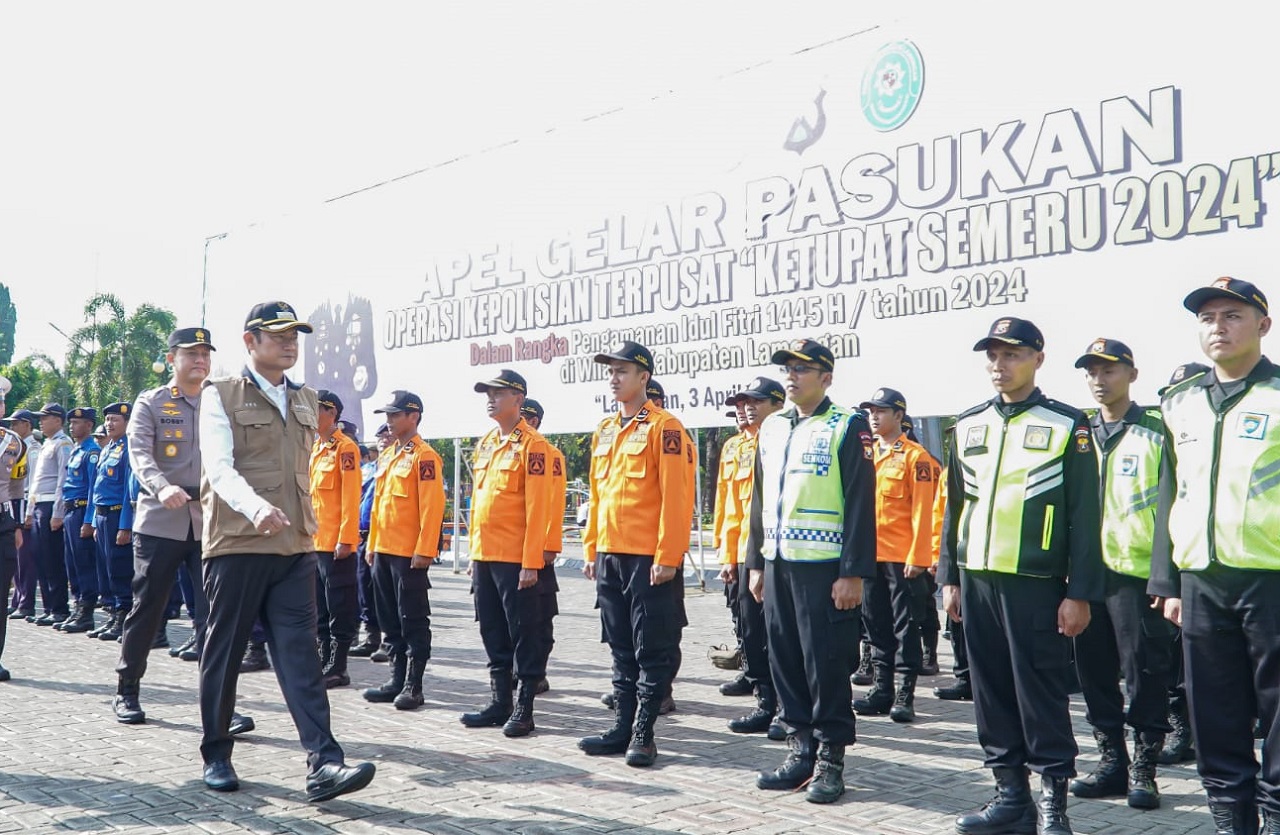 Bupati, Dandim dan Kapolres Lamongan saat mengecek langsung personil dalam apel gelar pasukan. SP/ MUHAJIRIN 